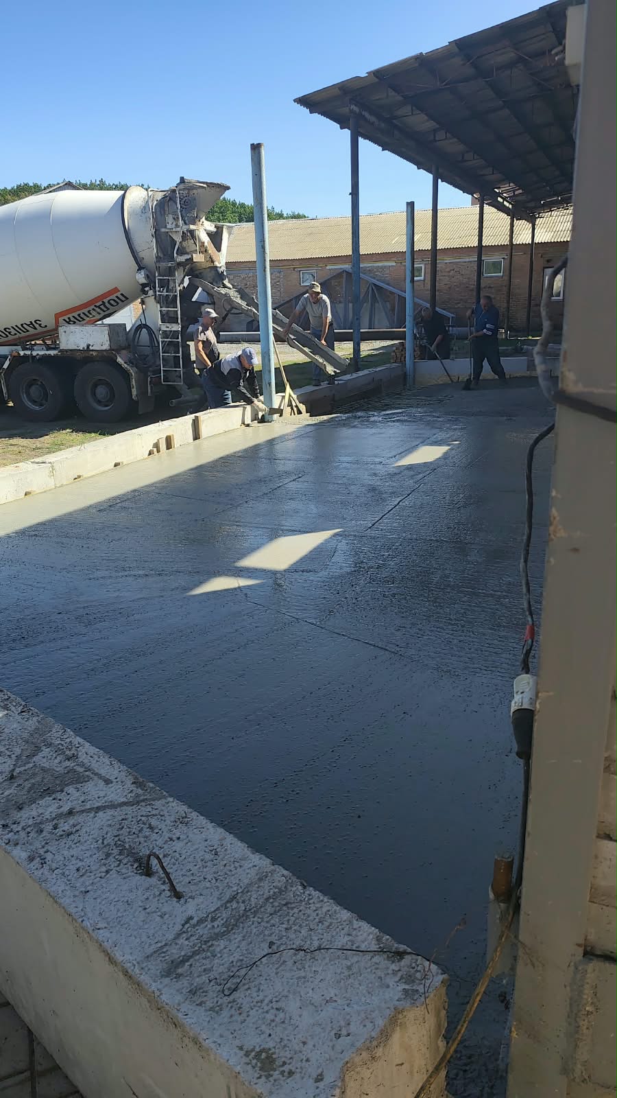 Travaux de bétonnage sur le chantier de notre future unité de raffinage